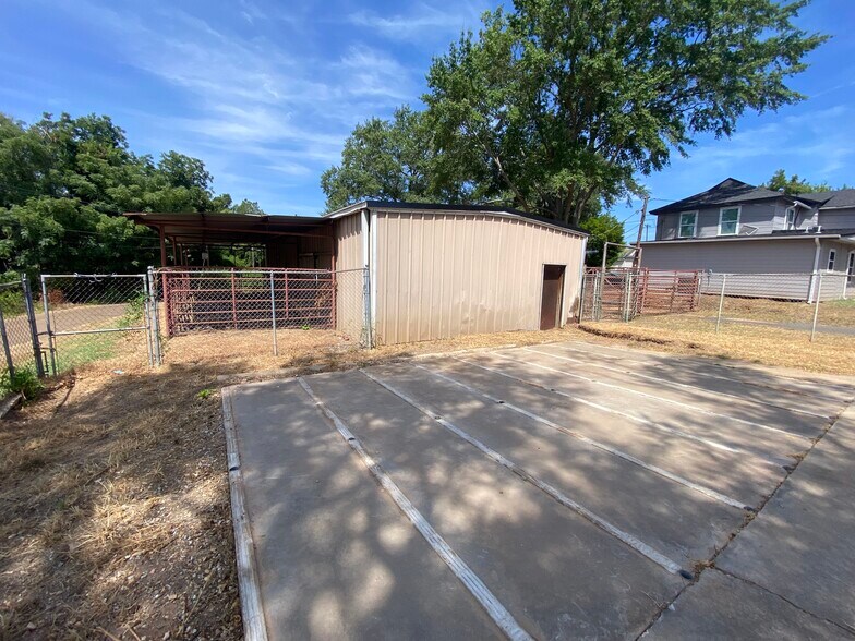 More Photos Of 310 S Franklin St, Marshall Industrial For Sale