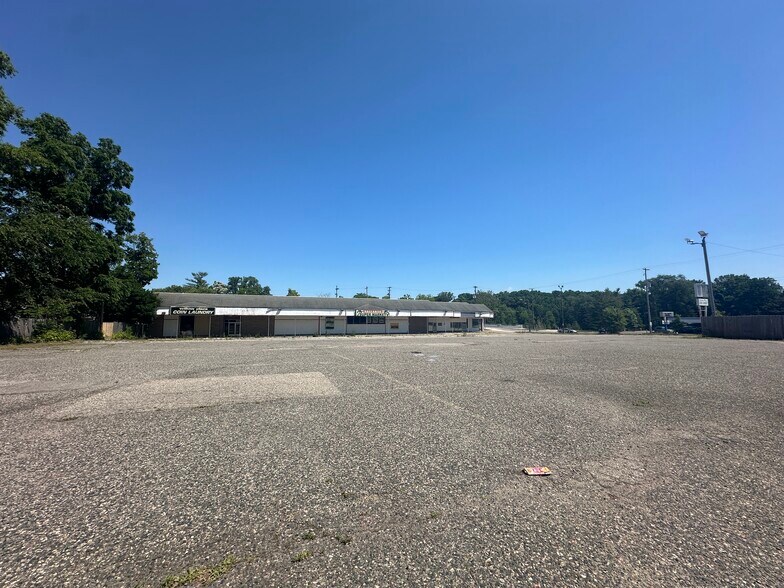 More Photos Of 306 W Willow St, Lansing General Retail For Sale