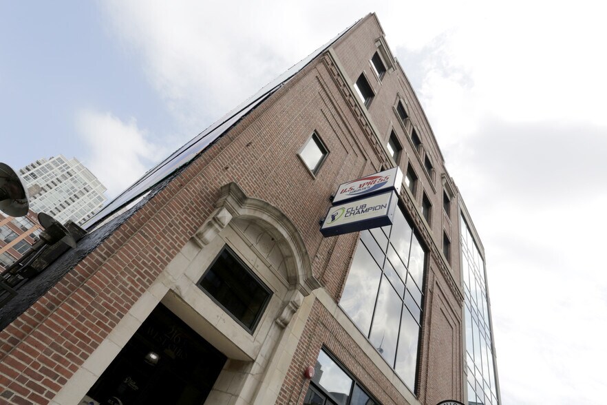 More Photos Of 216 W Ohio St, Chicago Loft Creative Space For Lease
