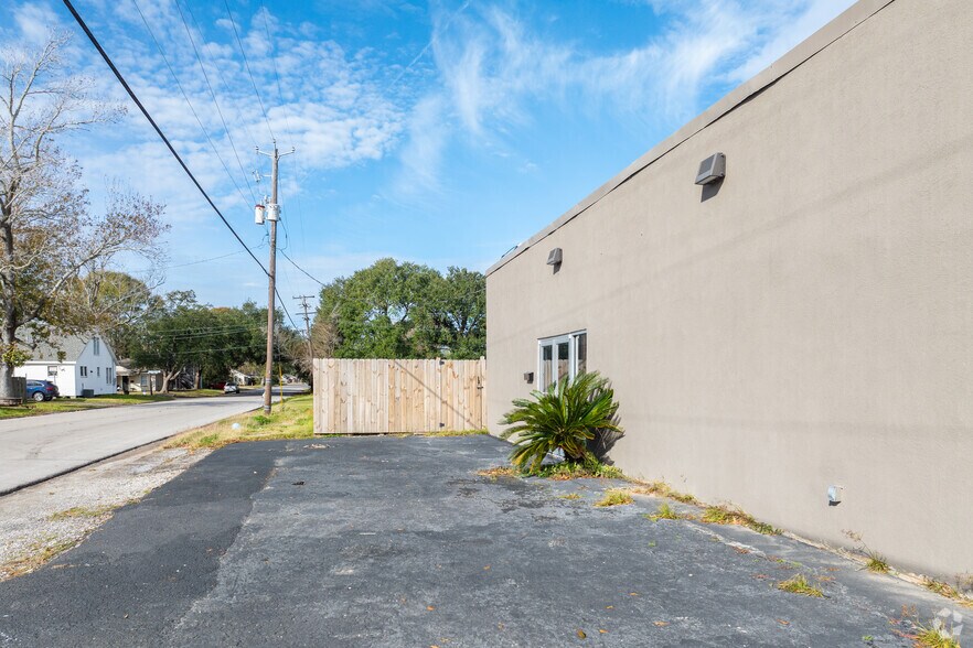 More Photos Of 928 Block St, Port Neches Office Residential For Sale