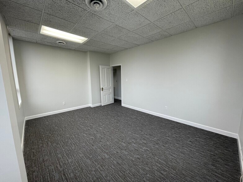 More Photos Of 80 Maple Ave, Smithtown Office For Lease