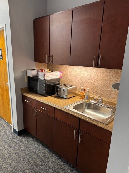 More Photos Of 4951 E Adamo Dr, Tampa Showroom For Lease