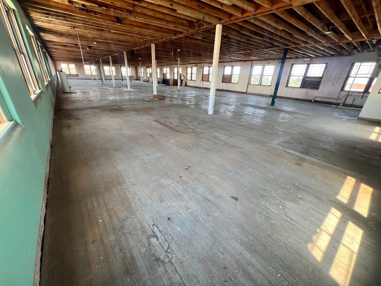 More Photos Of 1305 S 1st St, Abilene General Retail For Sale