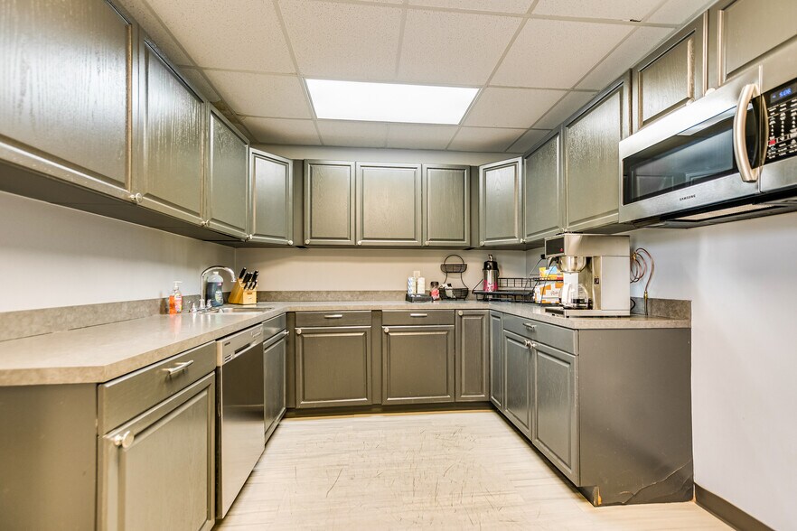 More Photos Of 271 Commercial Dr, Buda Warehouse For Sale