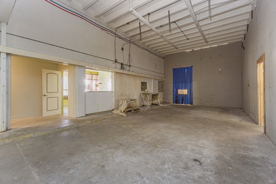 More Photos Of 2415 Church St, Galveston Light Distribution For Lease