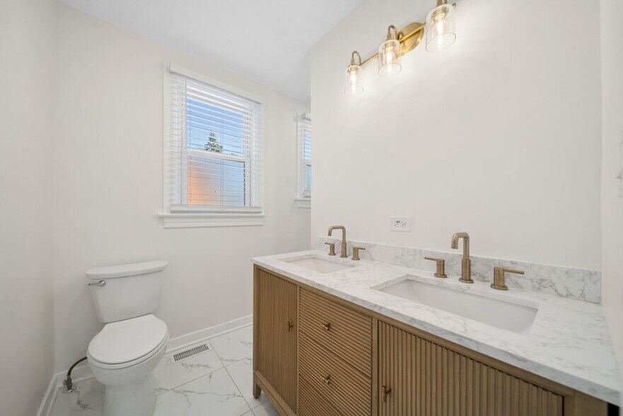 More Photos Of 323 S Hale St, Wheaton Office Residential For Sale