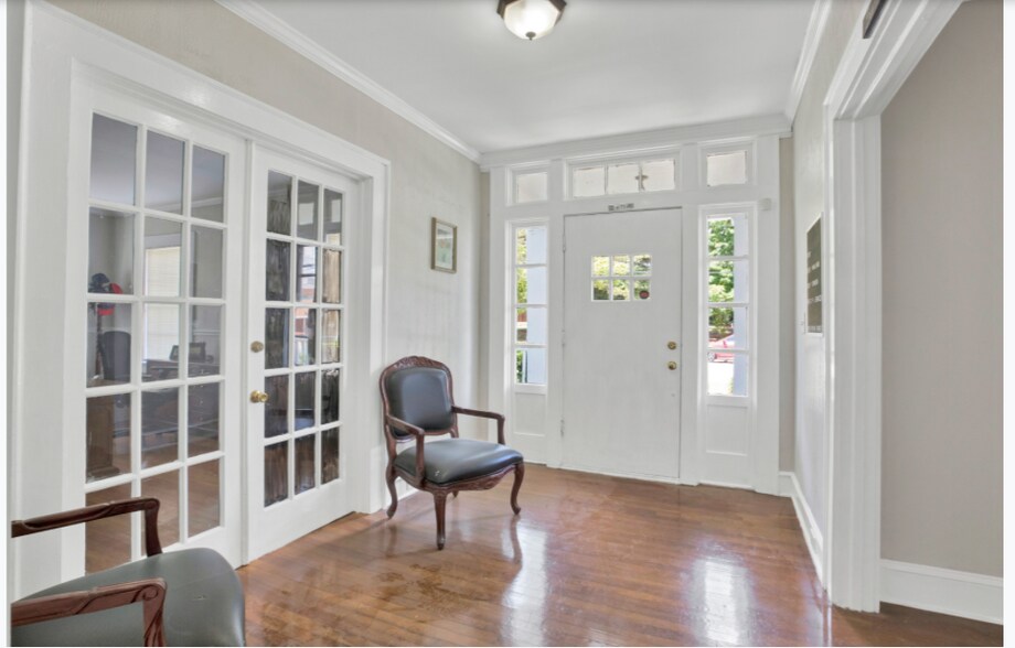 More Photos Of 228 E Poplar St, Griffin Office For Lease