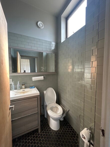 More Photos Of 6020 Dahlin Drive, Skokie Industrial For Sale