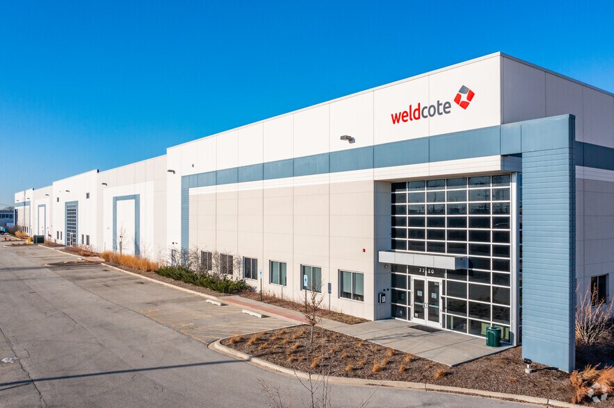 More Photos Of 7720 N Lehigh Ave, Niles Warehouse For Lease