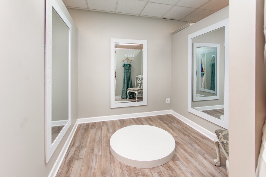 More Photos Of 8070-8078 21 Mile Rd, Shelby Township Office For Lease