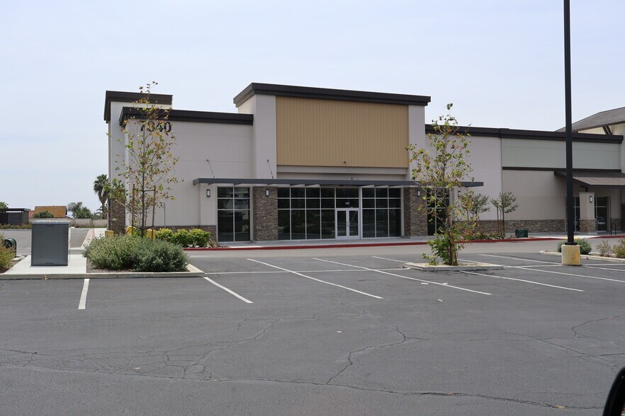 More Photos Of 7840 Limonite Ave, Jurupa Valley Unknown For Lease