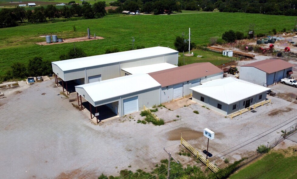 Primary Photo Of 1206 SE 4th St, Lindsay Manufacturing For Sale