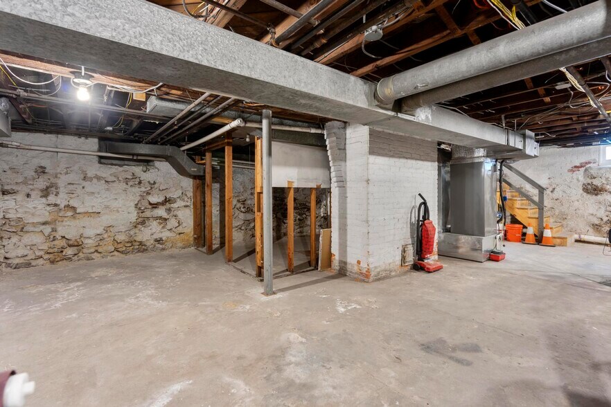 More Photos Of 158 East Ave, Norwalk Office For Lease