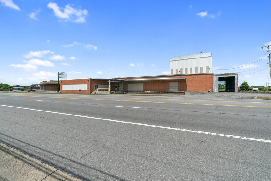 More Photos Of 4000 Memorial Blvd, Springfield Freestanding For Sale