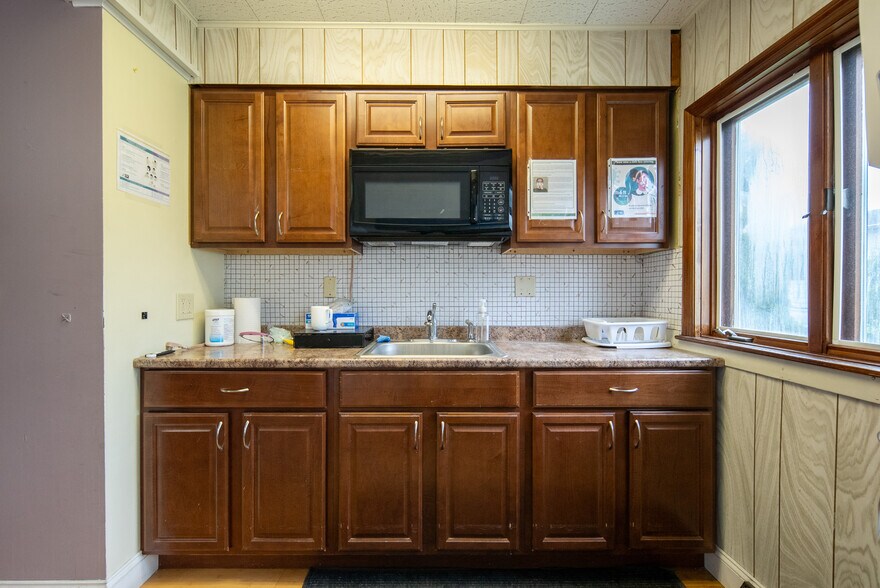 More Photos Of 1221 Altamont Ave, Schenectady Office For Sale