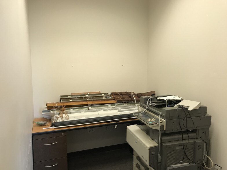 More Photos Of 9 Crystal Lake Rd, Lake In The Hills Office For Lease