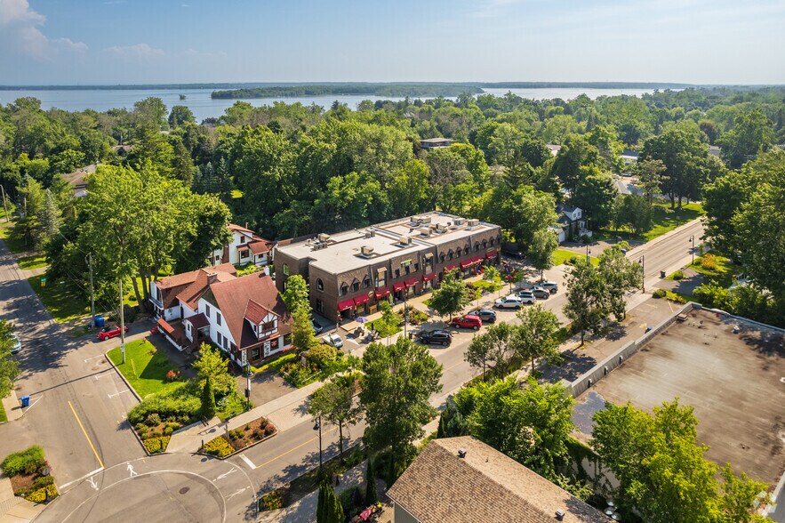 More Photos Of 482-484 Boul Beaconsfield, Beaconsfield Storefront Retail Office For Lease