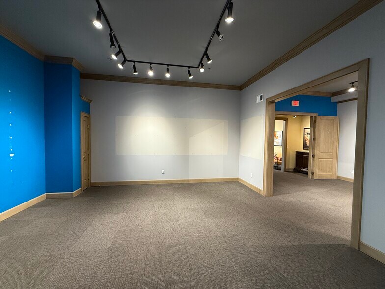 More Photos Of 207 3rd st, Lee's Summit General Retail For Lease