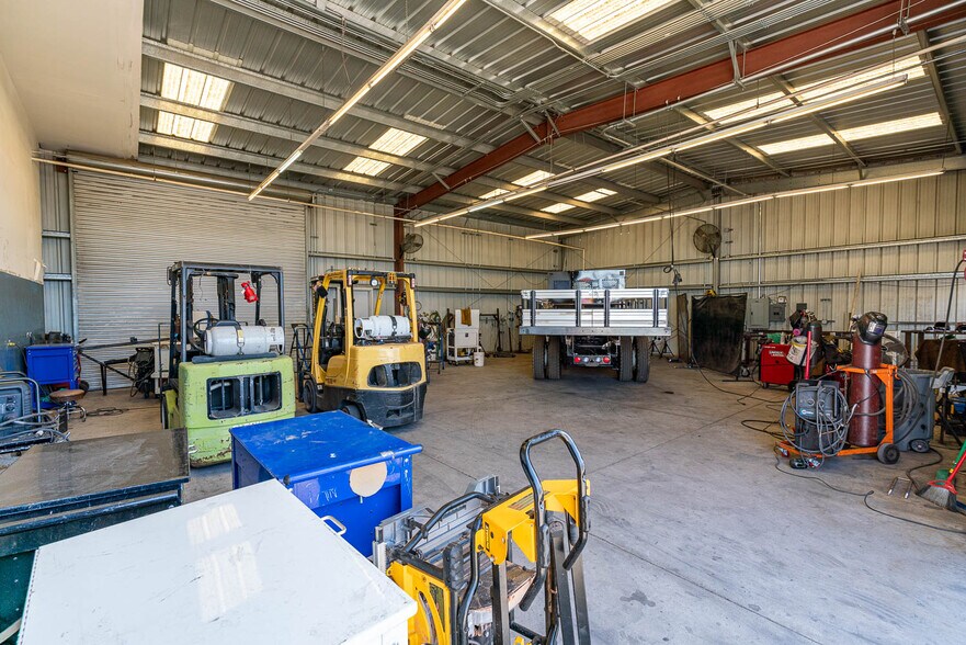 More Photos Of 39006 20th St E, Palmdale Auto Repair For Lease