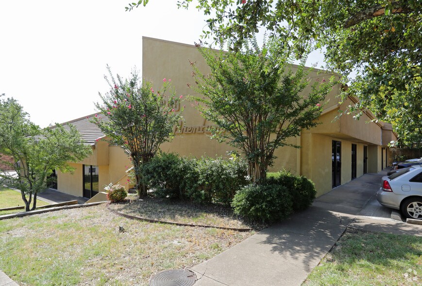 More Photos Of 6800 Brentwood Stair Rd, Fort Worth Office For Lease