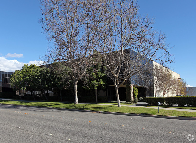 Primary Photo Of 850 Flynn Rd, Camarillo Warehouse For Lease