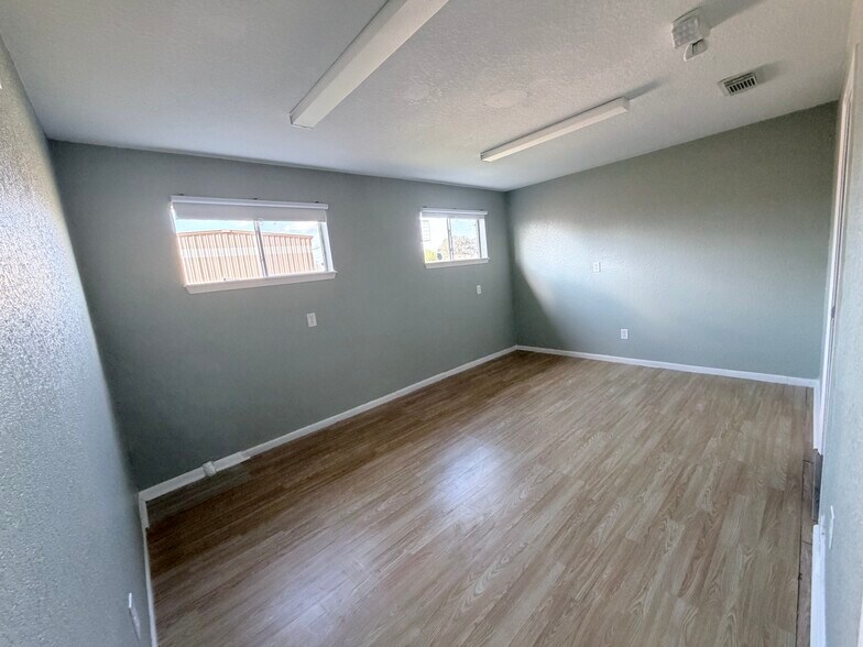 More Photos Of 620 Brazosport Blvd N, Clute Flex For Lease