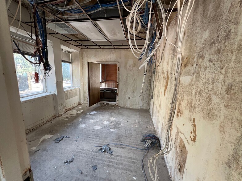 More Photos Of 100 N Main St, Corsicana Office Residential For Sale