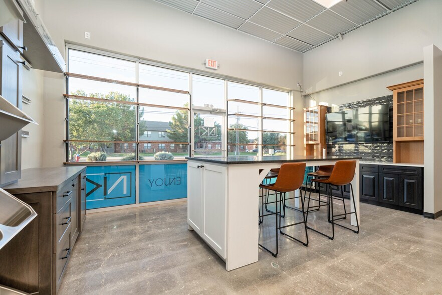 More Photos Of 5820 66th St, Lubbock Storefront Retail Office For Sale