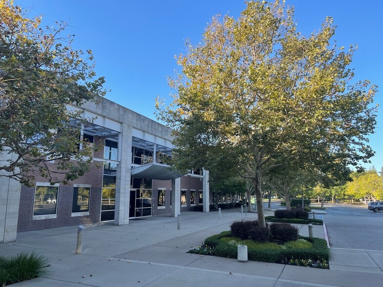 More Photos Of 2730 Gateway Oaks Dr, Sacramento Office For Lease