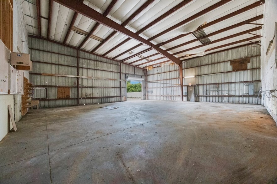 More Photos Of 9161 131st Pl N, Largo Warehouse For Lease