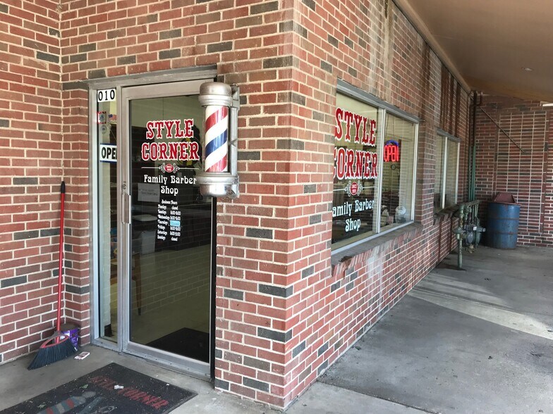 More Photos Of 6 E Monroe St, Buckner Storefront For Sale