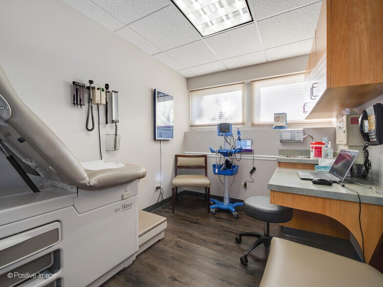 More Photos Of 9631 Gross Point Rd, Skokie Medical For Sale