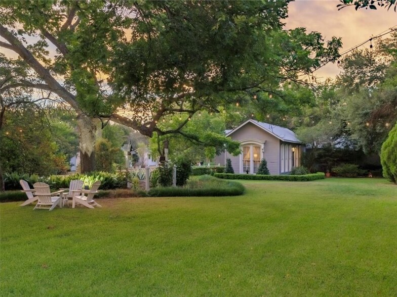 Primary Photo Of 915 E Cameron Ave, Rockdale Hotel For Sale