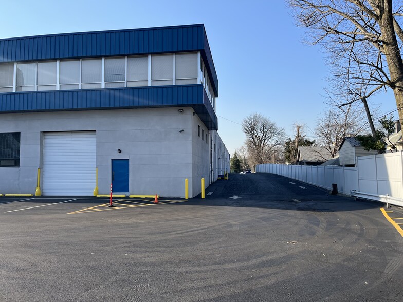 More Photos Of 65 River St, New Rochelle Showroom For Lease