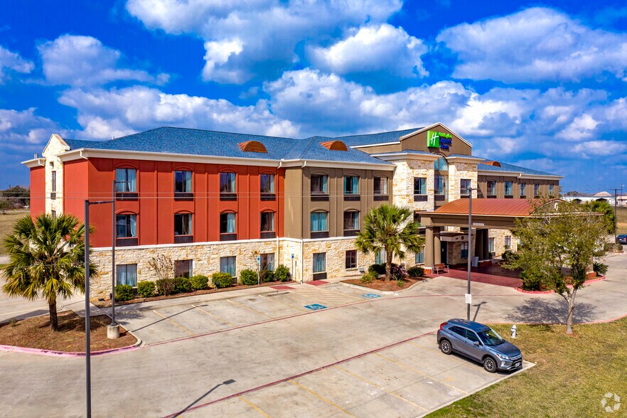 Primary Photo Of 2199 US 59, Beeville Hotel For Sale