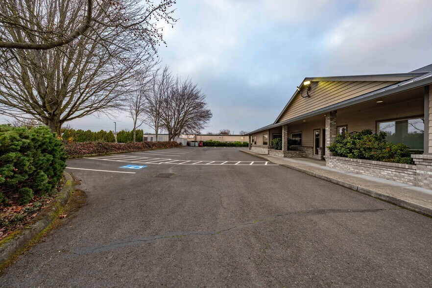 More Photos Of 925 Town Centre Dr, Medford Medical For Lease