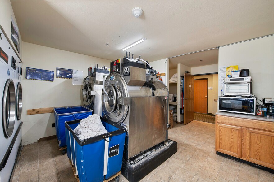 More Photos Of 1424 W Pine St, Pinedale Hotel For Sale