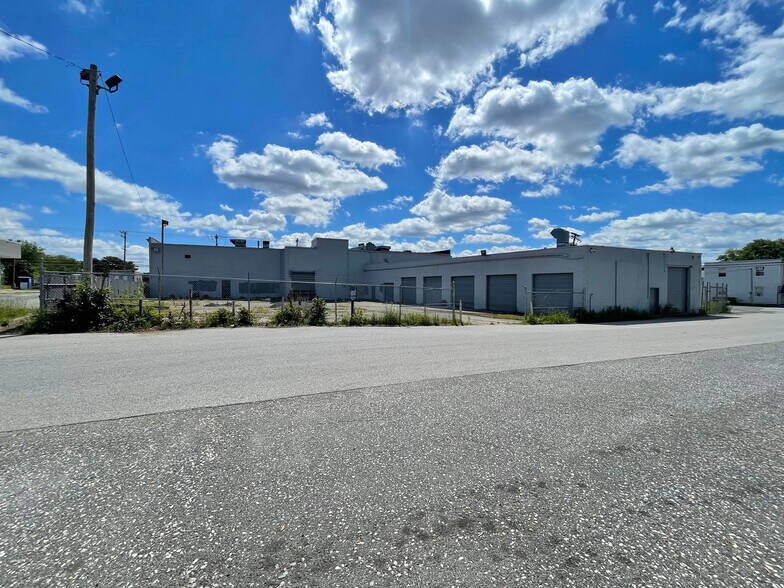 More Photos Of 5808-5812 Ritchie Highway, Baltimore Auto Repair For Sale