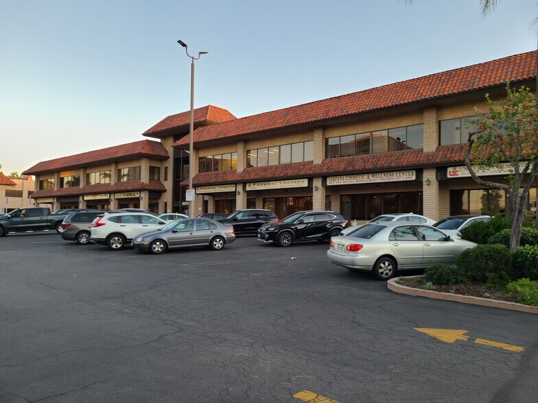 More Photos Of 18356-18388 Clark St, Tarzana Unknown For Lease