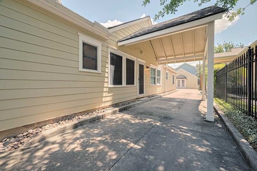 More Photos Of 826 Heights Blvd, Houston Office Residential For Sale