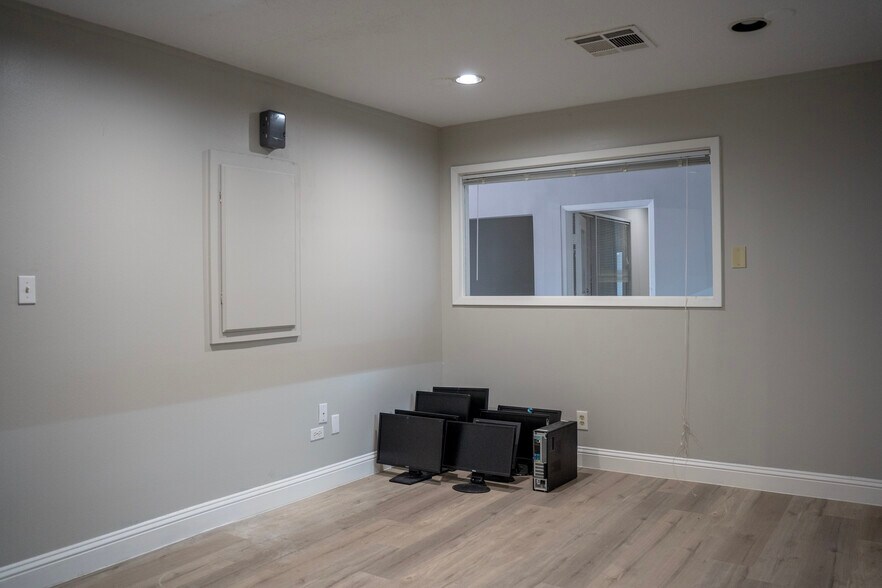 More Photos Of 4925 Avenue H, Rosenberg Warehouse For Lease