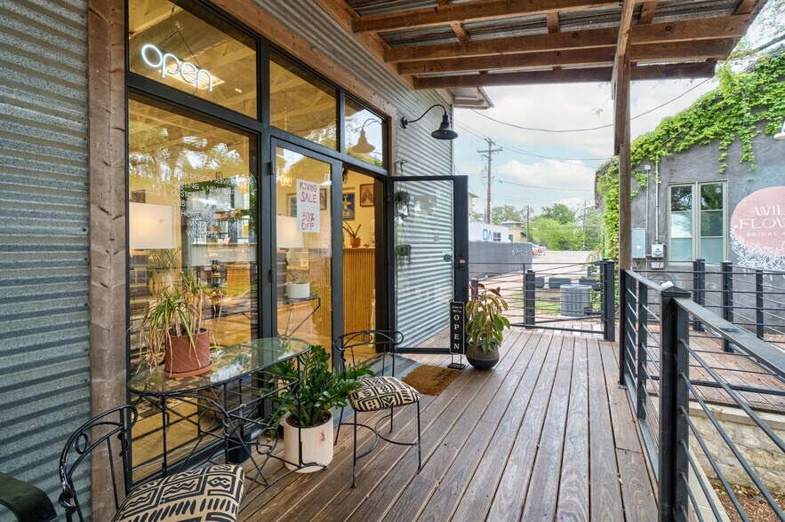 More Photos Of 330 W Mercer St, Dripping Springs Freestanding For Lease