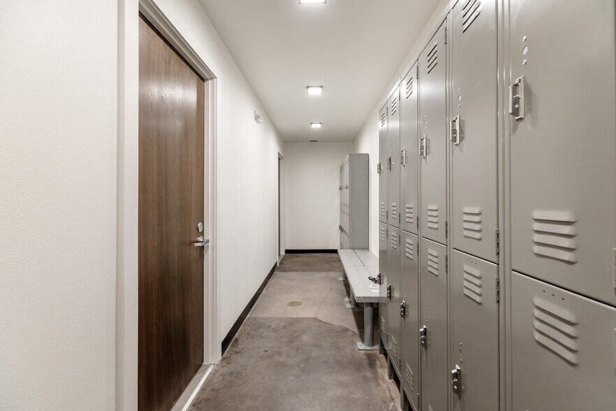 More Photos Of 721-731 SE Yamhill St, Portland Showroom For Lease