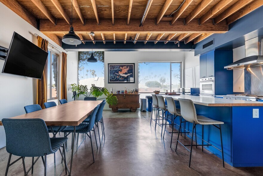 More Photos Of 2114 Narcissus Ct, Venice Office For Lease