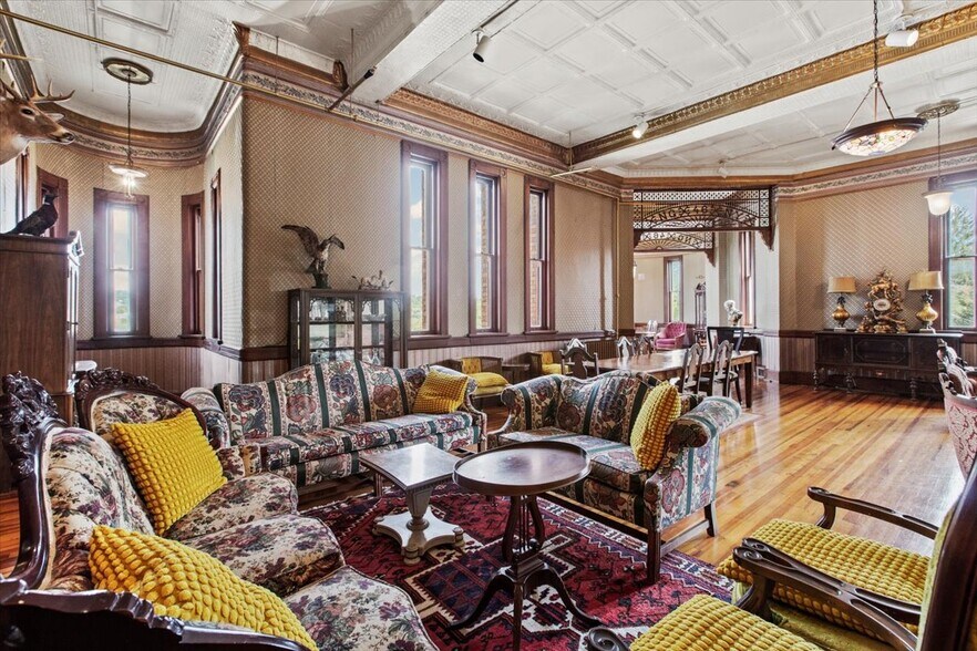 More Photos Of 49 Florida Ave, Amsterdam Hospitality For Sale