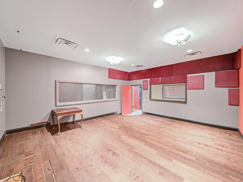 More Photos Of 2424 Lacy Ln, Carrollton Showroom For Sale