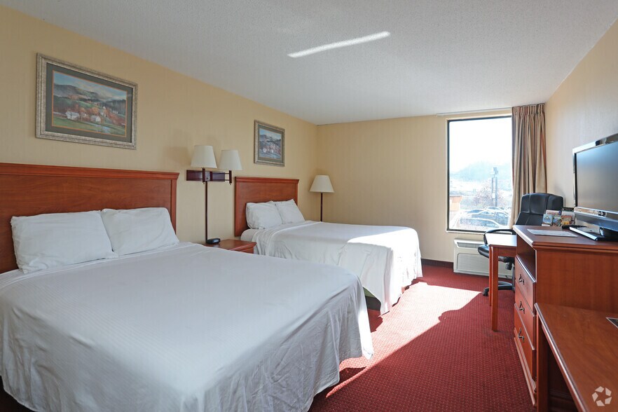 More Photos Of 127 Ontario Dr, Mount Hope Hotel For Sale