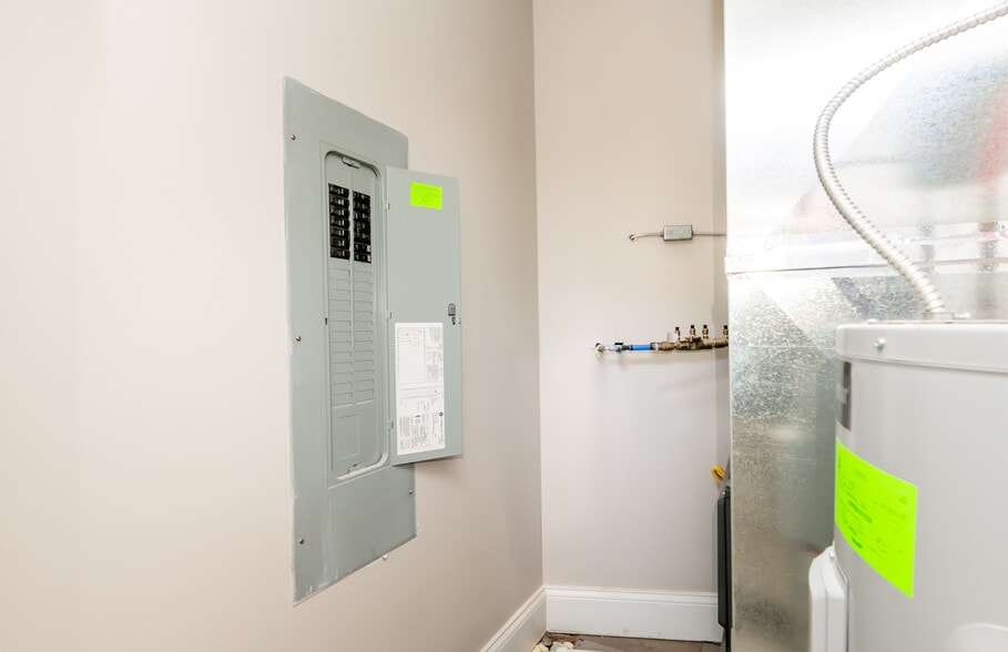 More Photos Of 1940 Harvard Dr, Louisville Storefront For Lease