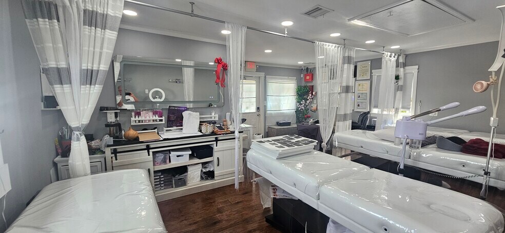 More Photos Of 16 Split Rock Rd, Syosset Freestanding For Lease