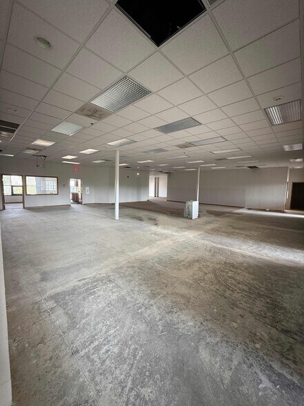 More Photos Of 5005 Bowling St SW, Cedar Rapids Loft Creative Space For Sale